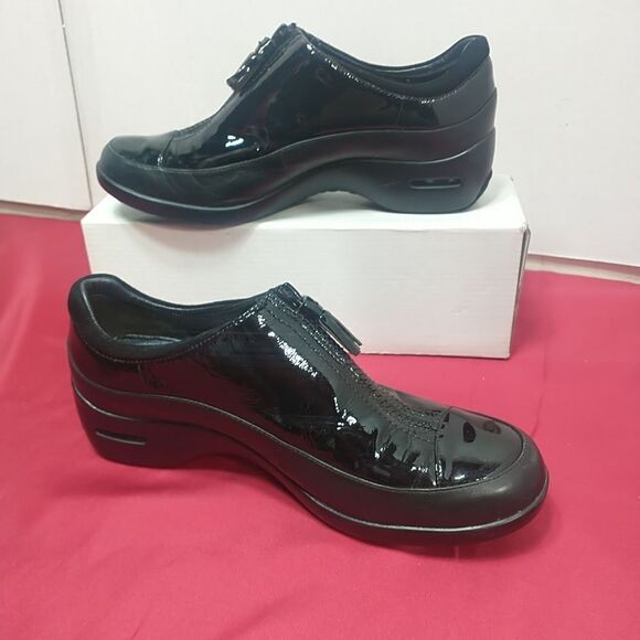 COLE HAAN Woman's SZ 7.5B Sneakers Zipper Black Leather. Condition is Pre-owned. - Picture 1 of 9